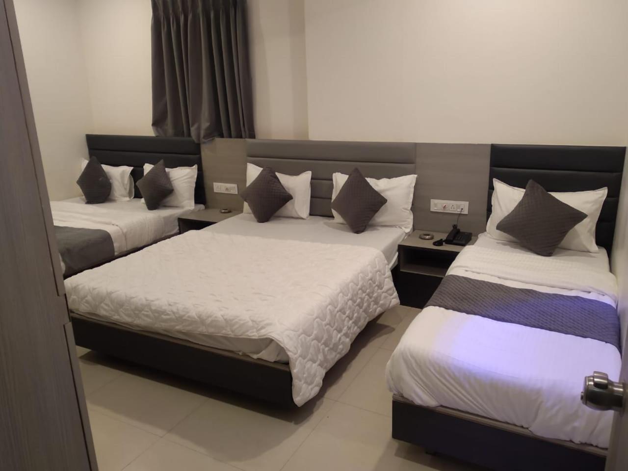 Hotel Selfie Inn Ahmedabad Exterior foto