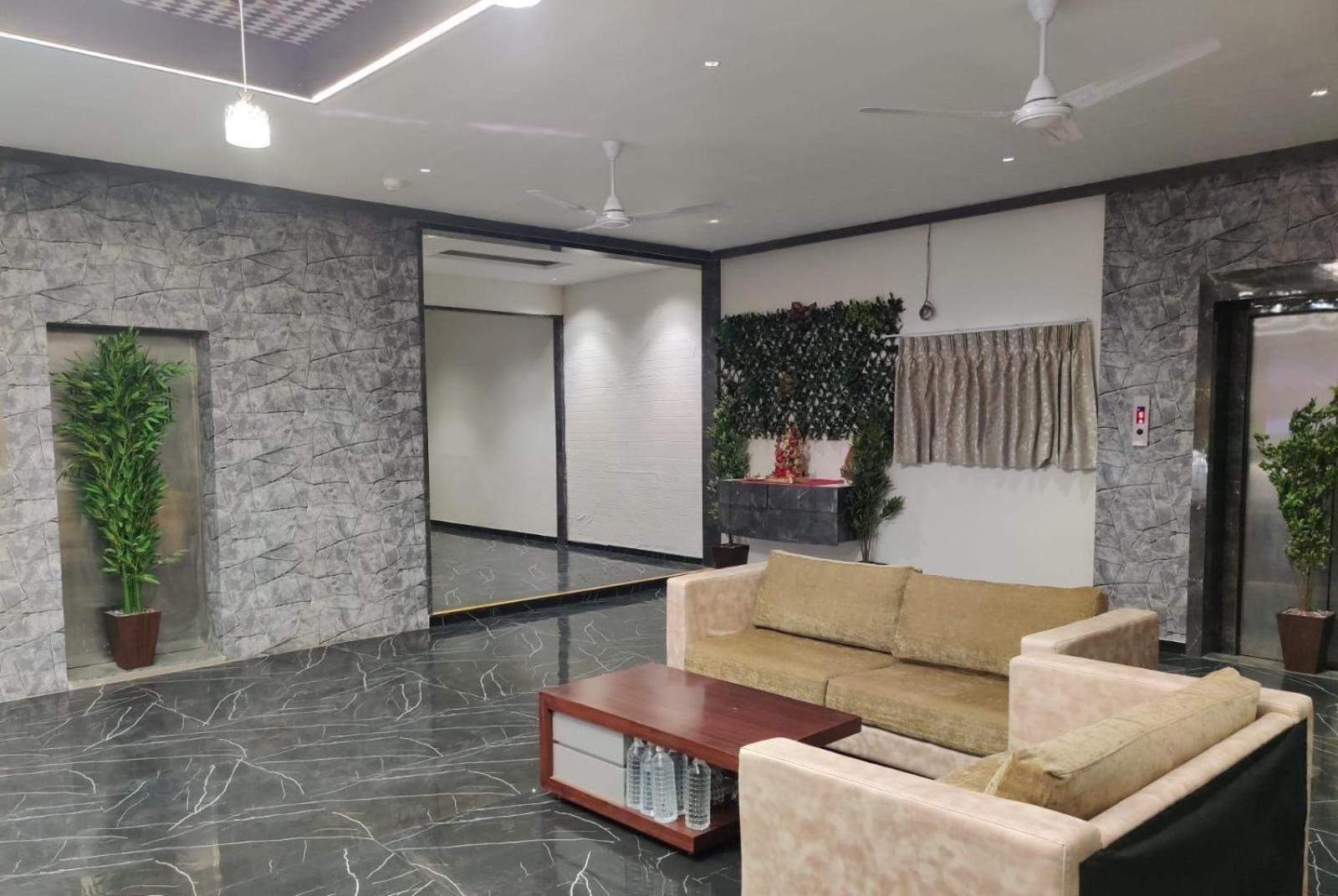 Hotel Selfie Inn Ahmedabad Exterior foto